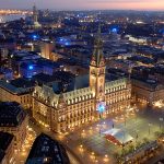 Hamburg ; Rathaus , Blue Goal ( von Michael Batz ) vom Turm der St. Petri Kirche Foto : Michael Zapf
