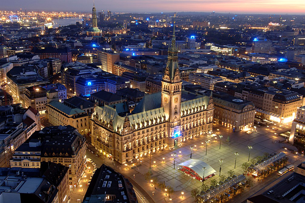 Hamburg ; Rathaus , Blue Goal ( von Michael Batz ) vom Turm der St. Petri Kirche Foto : Michael Zapf